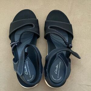 New Woman’s Clarks Sandals 9
